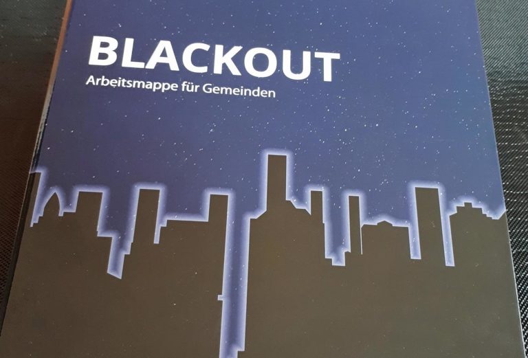 In der Blackout-Arbeitsmappe für Gemeinden stellt der Zivilschutzverband Steiermark wichtige Krisenvorsorge-Punkte vor. ©Herbert Saurugg