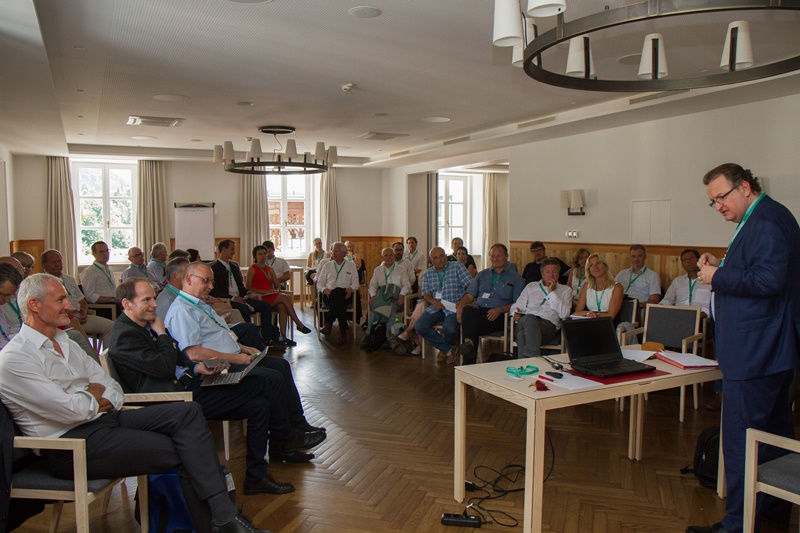 Wolfgang Unterhuber, Chefredakteur der Regionalmedien Austria leitete das Seminar, bei dem Peter Parycek und Reinhard Haider (li) als Experten zu Gast waren. ©event-fotograf.at