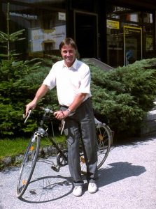 Ein Jahr nach seiner Angelobung im Jahr 1980: Nindl bei einem seiner Hobbies dem Radfahren. ©Archiv Neukirchen