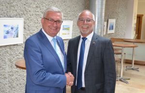 Gemeindebund-Präsident Alfred Riedl gratuliert Günther Mitterer zur einstimmigen Wiederwahl als Präsident des Salzburger Gemeindeverbandes. ©Gemeindebund