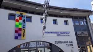 Das Zeughaus am Turm ist Treffpunkt des Kulturvereins “Das Zentrum”. Heute schmücken bunte gestrickte Fahnen die Fassade. ©Das Zentrum