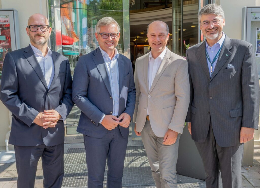 Gute Laune bei Gästen wie Gastgebern (v.l.n.r.): Sebastian Firlinger (Interim-CEO Kommunalkredit), Finanzminister Magnus Brunner, Johannes Pressl (Präsident Gemeindebund), Nima Motazed (COO/CTO Kommunalkredit). ©Erich Marschik