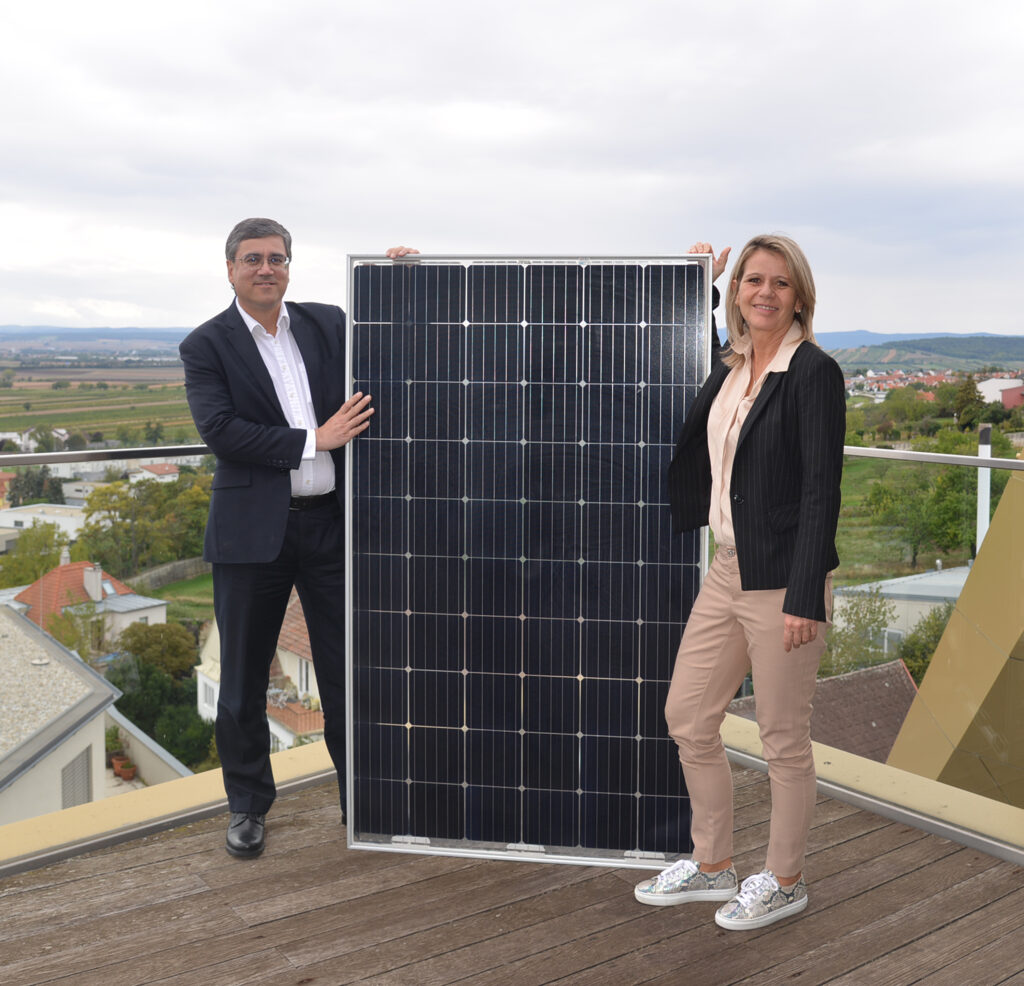 Projektleiter Markus Taschek und Generaldirektor-Stellvertreterin Eva Fugger freuen sich über die erfolgreiche Entwicklung der Energiegemeinschaften. ©RLB Burgenland